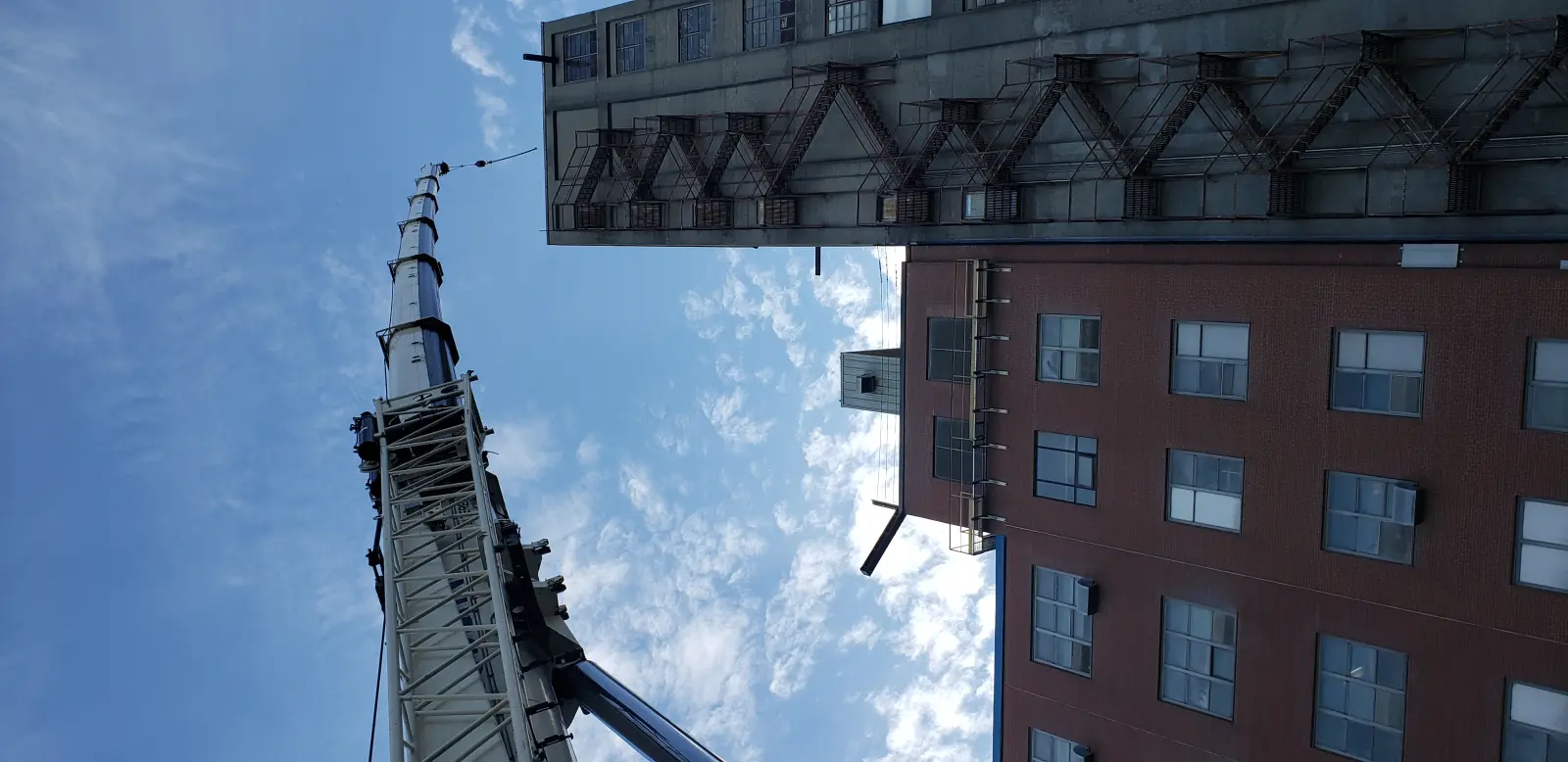 Lattice boom crane from ground level